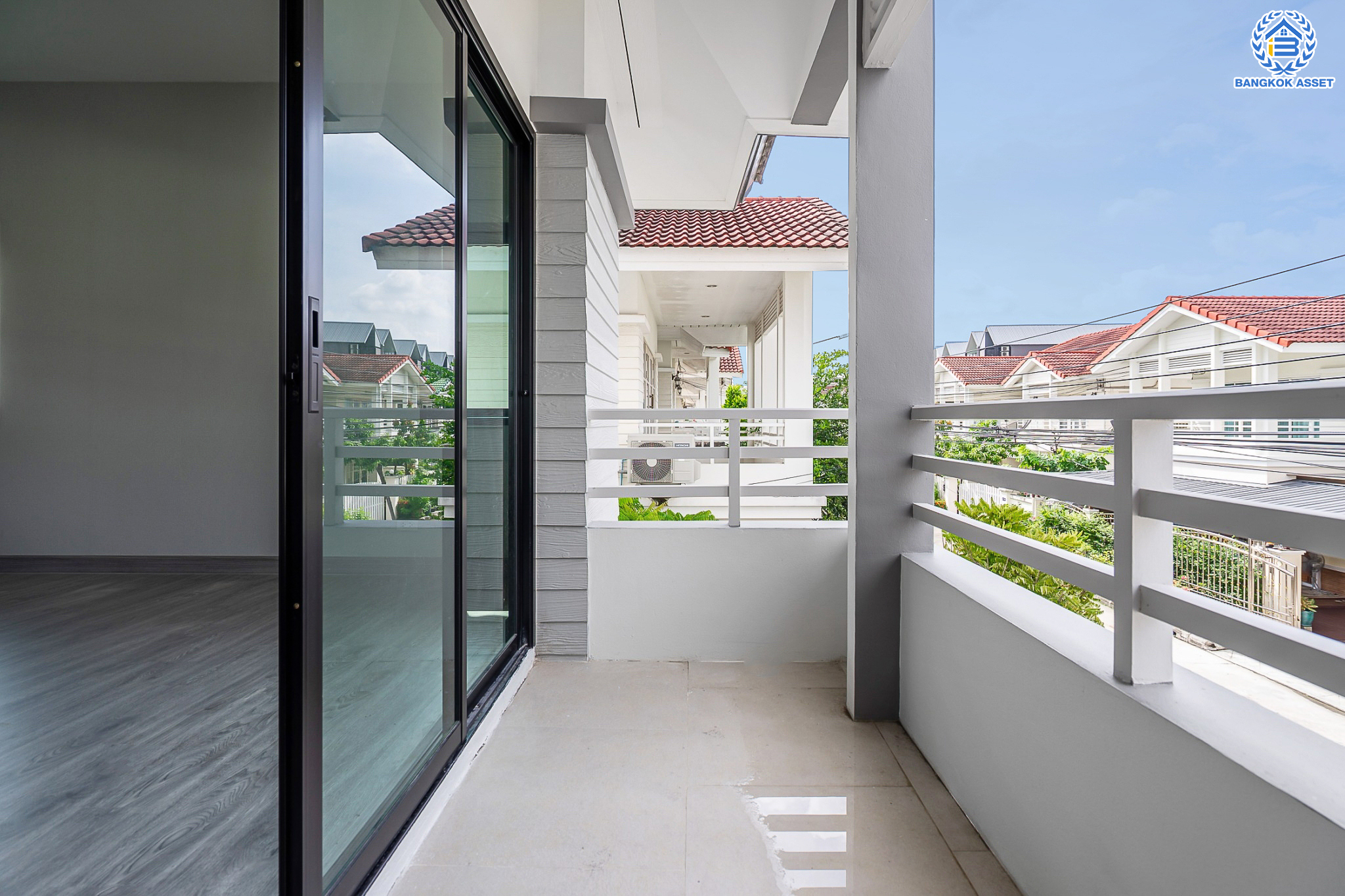 บ้านมือสองตกแต่งใหม่ ม.ปรัชญาการ์เด้นโฮม สุคนธสวัสดิ์ หลังมุม เนื้อที่ 55.9 ตร.ว. ฟังก์ชัน 3 ห้องนอน 4 ห้องน้ำ 1 ห้องแม่บ้าน 2 ที่จอดรถ พร้อม Living Area กว้างขวาง บนทำเลใจกลางเมือง! เชื่อมต่อทั้งถนนประเสริฐมนูญกิจ, เกษตร-นวมินทร์, ลาดพร้าว, รัชโยธินฯ ใกล้ทางด่วนรามอินทรา และรถไฟฟ้าสายสีน้ำตาล "สถานีโรงเรียนสตรีวิทยา2"